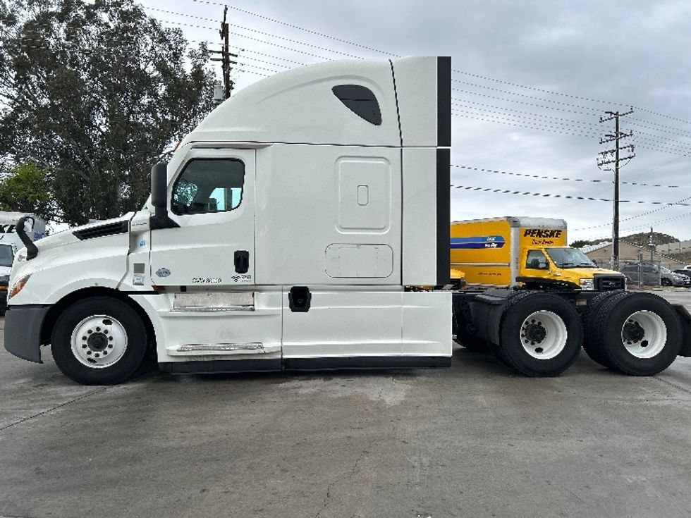 Sleeper Tractor-Heavy Duty Tractors-Freightliner-2022-T12664ST-Jurupa Valley-CA-629,600\n\t\tmiles-$ 60,000 - Image 4