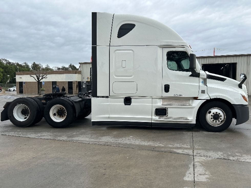 Sleeper Tractor-Heavy Duty Tractors-Freightliner-2022-T12664ST-Jurupa Valley-CA-629,600\n\t\tmiles-$ 60,000 - Image 7