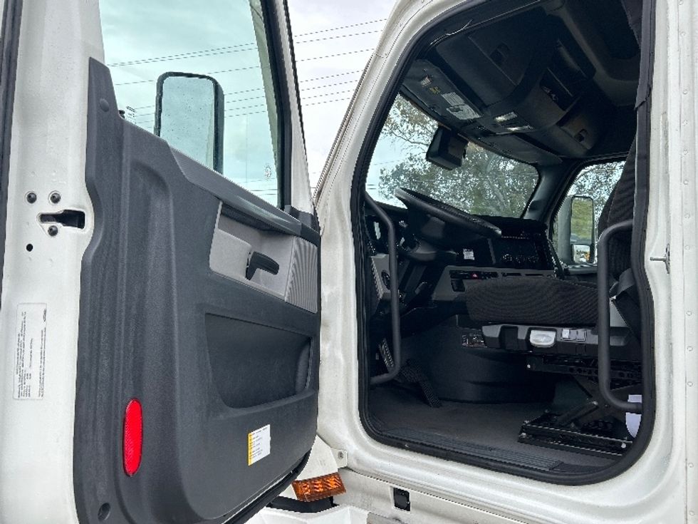 Sleeper Tractor-Heavy Duty Tractors-Freightliner-2022-T12664ST-Jurupa Valley-CA-629,600\n\t\tmiles-$ 60,000 - Image 8