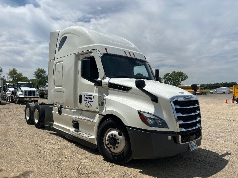 Sleeper Tractor-Heavy Duty Tractors-Freightliner-2022-T12664ST-Kalamazoo-MI-547,330\n\t\tmiles-$ 64,250 - Image 1