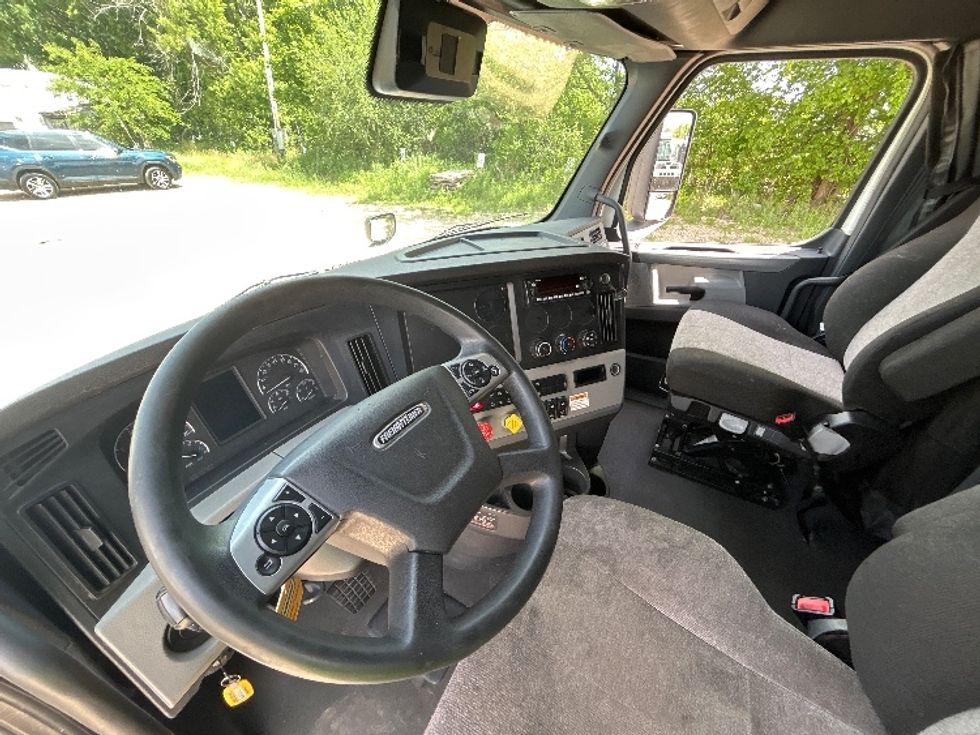 Sleeper Tractor-Heavy Duty Tractors-Freightliner-2022-T12664ST-Kalamazoo-MI-547,330\n\t\tmiles-$ 64,250 - Image 10