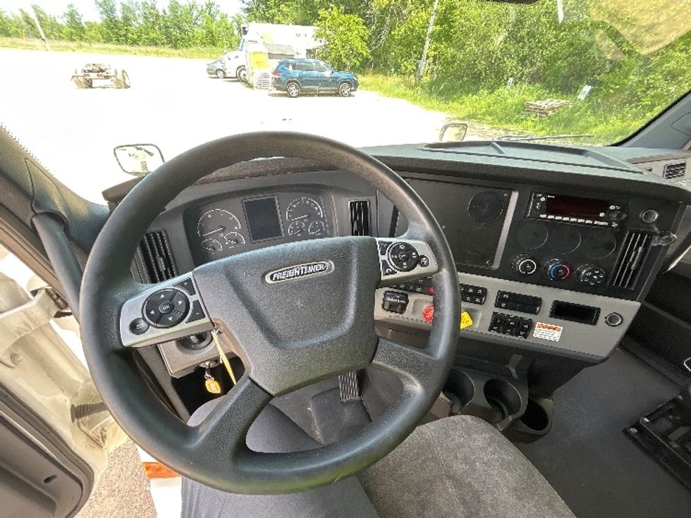 Sleeper Tractor-Heavy Duty Tractors-Freightliner-2022-T12664ST-Kalamazoo-MI-547,330\n\t\tmiles-$ 64,250 - Image 11