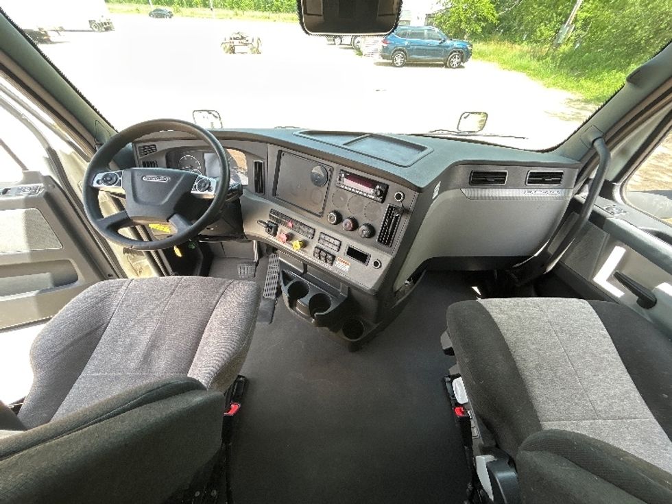 Sleeper Tractor-Heavy Duty Tractors-Freightliner-2022-T12664ST-Kalamazoo-MI-547,330\n\t\tmiles-$ 64,250 - Image 12