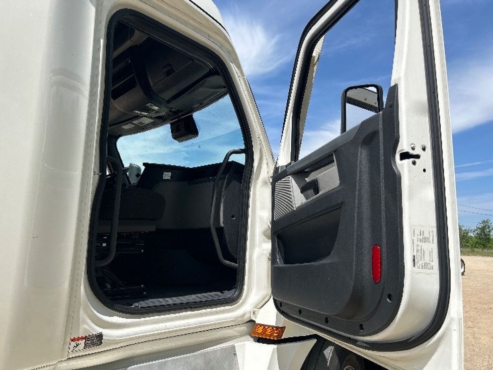 Sleeper Tractor-Heavy Duty Tractors-Freightliner-2022-T12664ST-Kalamazoo-MI-547,330\n\t\tmiles-$ 64,250 - Image 13