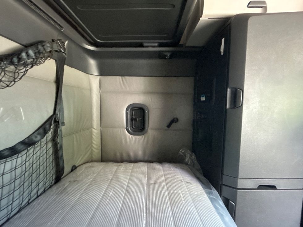 Sleeper Tractor-Heavy Duty Tractors-Freightliner-2022-T12664ST-Kalamazoo-MI-547,330\n\t\tmiles-$ 64,250 - Image 18