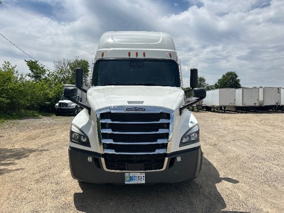 Sleeper Tractor-Heavy Duty Tractors-Freightliner-2022-T12664ST-Kalamazoo-MI-547,330\n\t\tmiles-$ 64,250 - Image 2