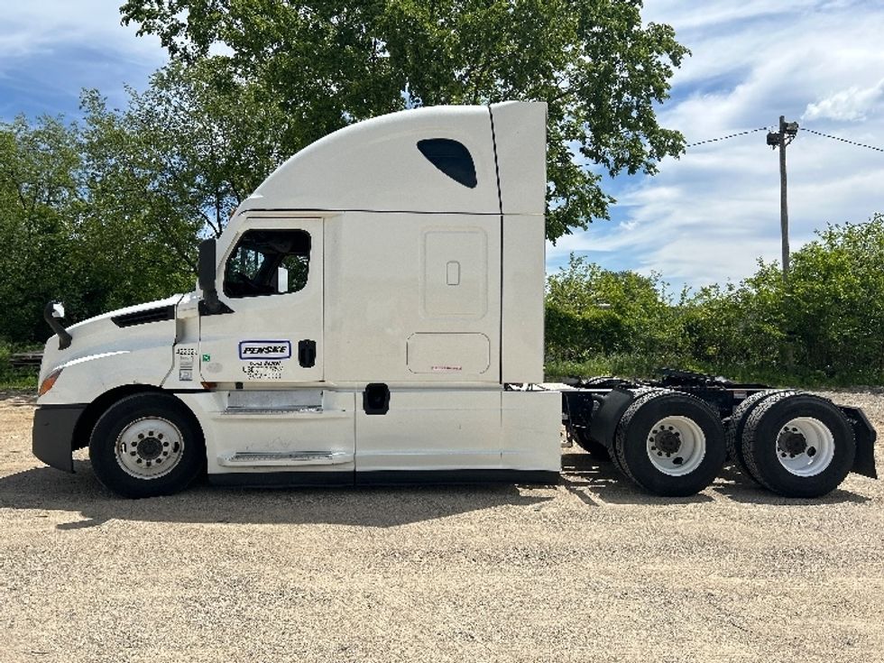 Sleeper Tractor-Heavy Duty Tractors-Freightliner-2022-T12664ST-Kalamazoo-MI-547,330\n\t\tmiles-$ 64,250 - Image 4