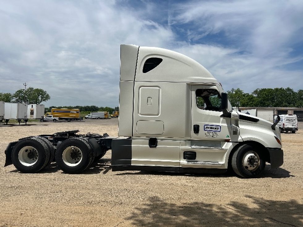Sleeper Tractor-Heavy Duty Tractors-Freightliner-2022-T12664ST-Kalamazoo-MI-547,330\n\t\tmiles-$ 64,250 - Image 8
