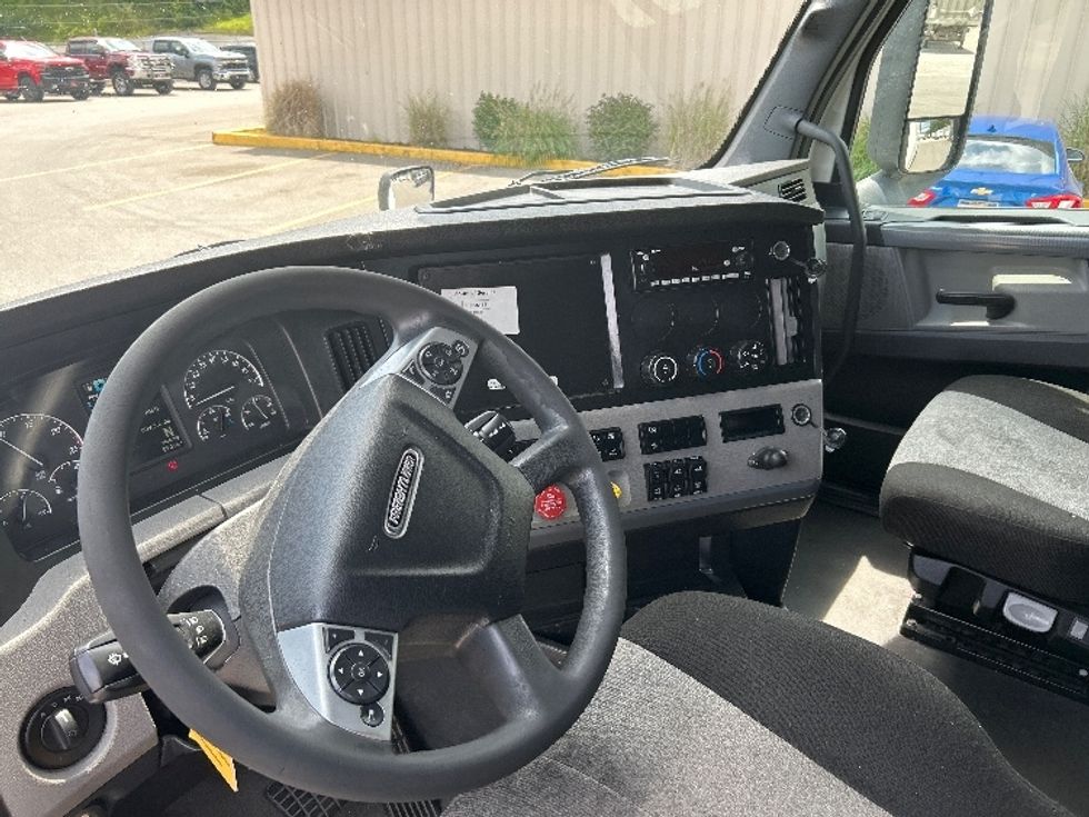 Sleeper Tractor-Heavy Duty Tractors-Freightliner-2022-T12664ST-Kalamazoo-MI-614,130\n\t\tmiles-$ 57,750 - Image 10