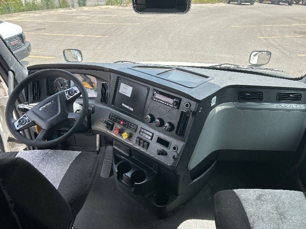 Sleeper Tractor-Heavy Duty Tractors-Freightliner-2022-T12664ST-Kalamazoo-MI-614,130\n\t\tmiles-$ 57,750 - Image 12