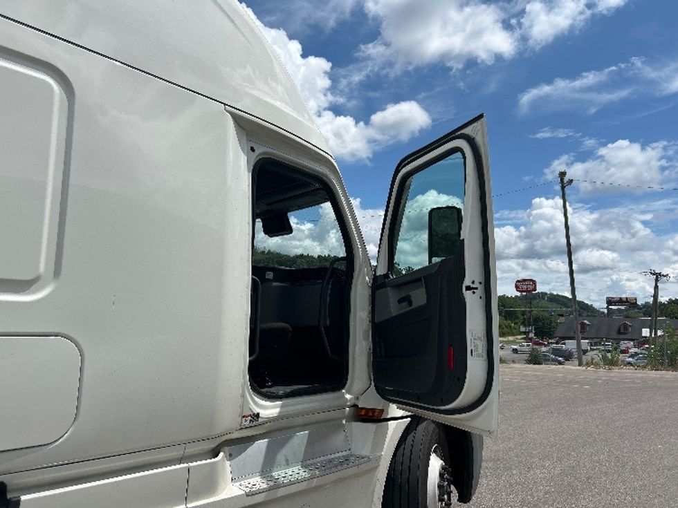 Sleeper Tractor-Heavy Duty Tractors-Freightliner-2022-T12664ST-Kalamazoo-MI-614,130\n\t\tmiles-$ 57,750 - Image 13