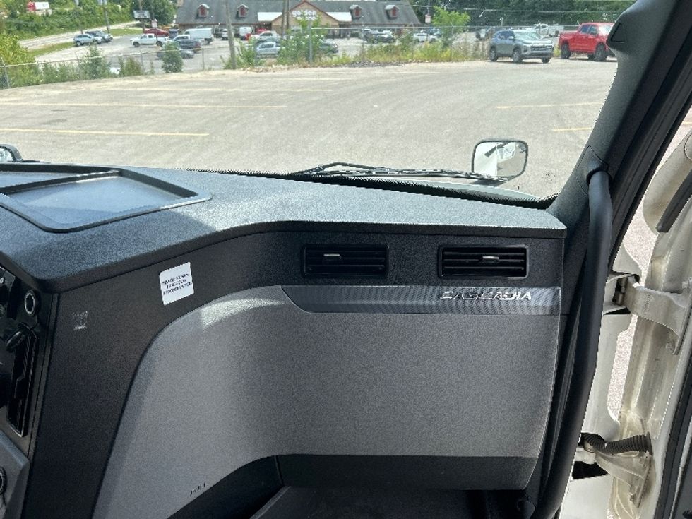 Sleeper Tractor-Heavy Duty Tractors-Freightliner-2022-T12664ST-Kalamazoo-MI-614,130\n\t\tmiles-$ 57,750 - Image 14