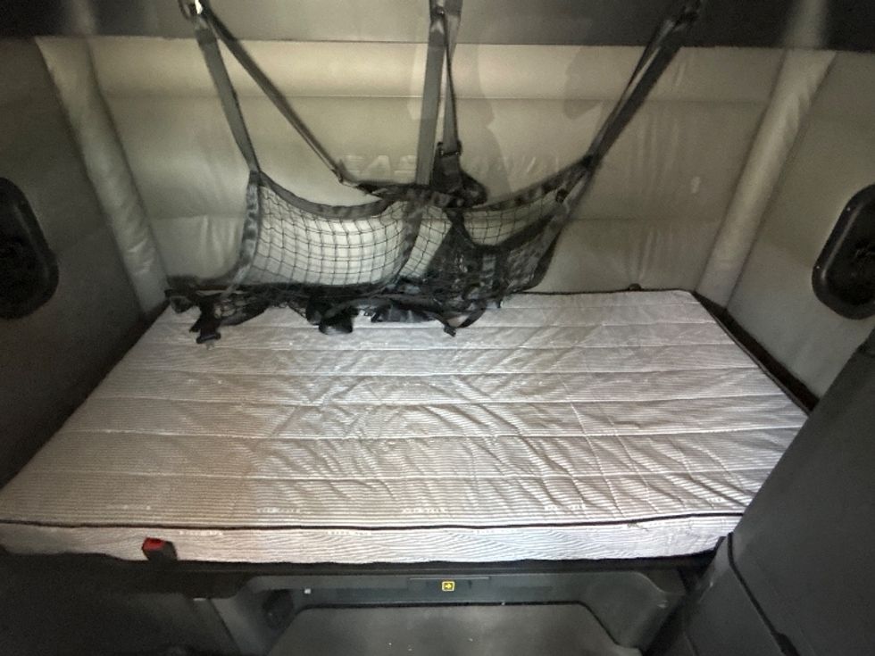 Sleeper Tractor-Heavy Duty Tractors-Freightliner-2022-T12664ST-Kalamazoo-MI-614,130\n\t\tmiles-$ 57,750 - Image 17