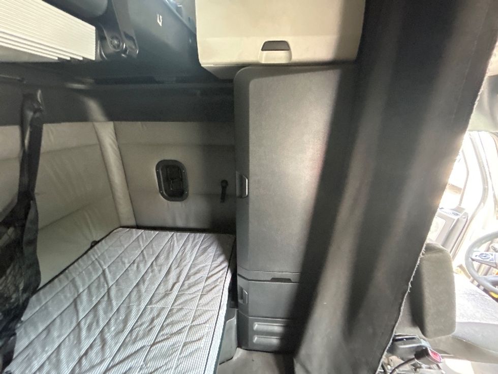 Sleeper Tractor-Heavy Duty Tractors-Freightliner-2022-T12664ST-Kalamazoo-MI-614,130\n\t\tmiles-$ 57,750 - Image 18