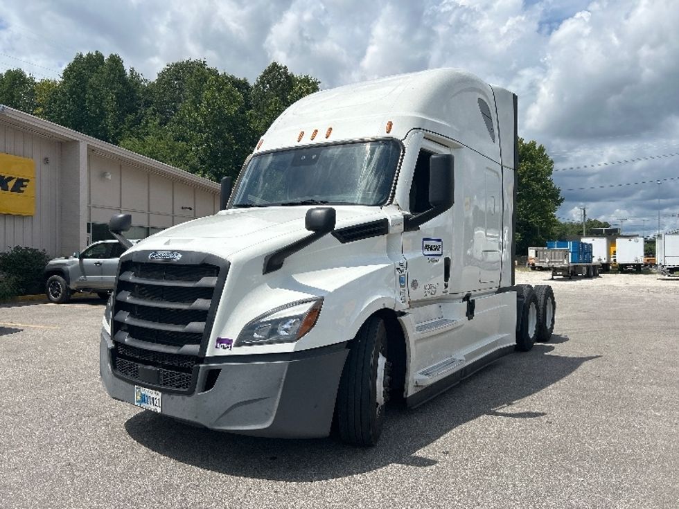 Sleeper Tractor-Heavy Duty Tractors-Freightliner-2022-T12664ST-Kalamazoo-MI-614,130\n\t\tmiles-$ 57,750 - Image 3