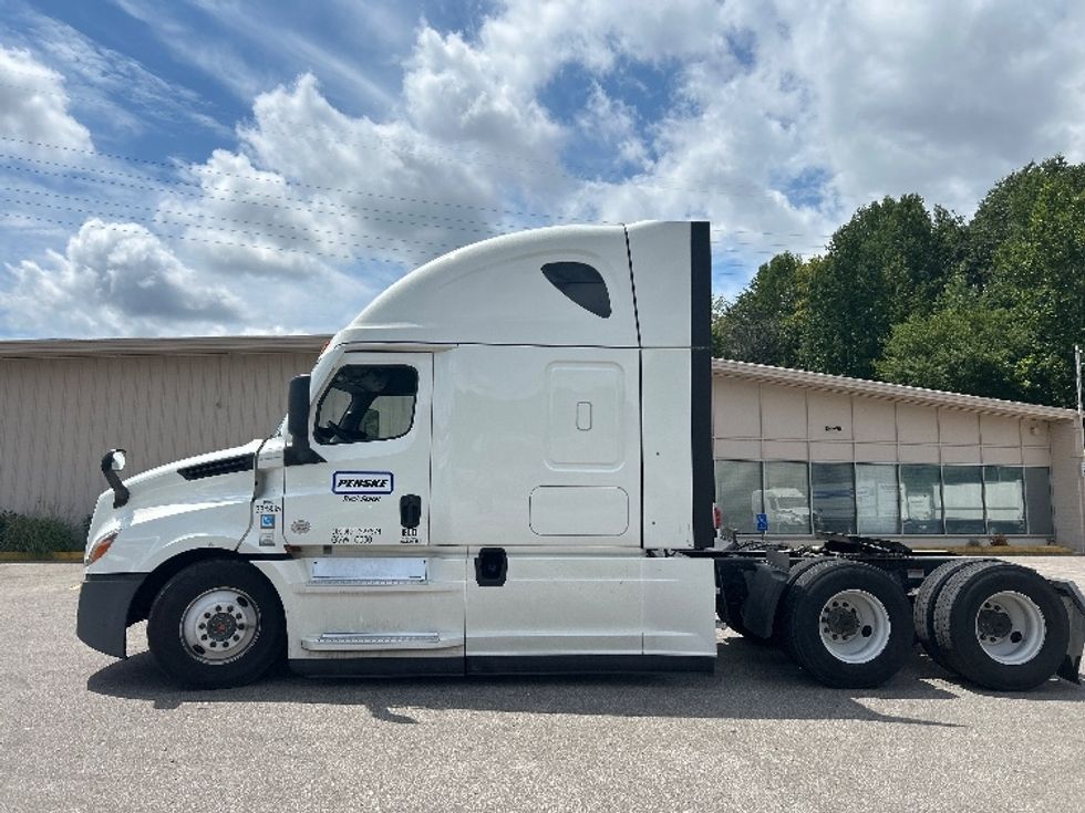 Sleeper Tractor-Heavy Duty Tractors-Freightliner-2022-T12664ST-Kalamazoo-MI-614,130\n\t\tmiles-$ 57,750 - Image 4