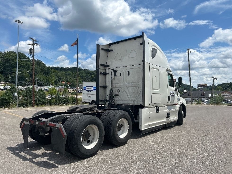 Sleeper Tractor-Heavy Duty Tractors-Freightliner-2022-T12664ST-Kalamazoo-MI-614,130\n\t\tmiles-$ 57,750 - Image 7