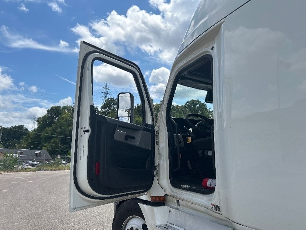 Sleeper Tractor-Heavy Duty Tractors-Freightliner-2022-T12664ST-Kalamazoo-MI-614,130\n\t\tmiles-$ 57,750 - Image 9