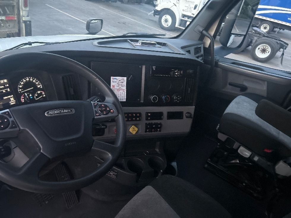 Sleeper Tractor-Heavy Duty Tractors-Freightliner-2022-T12664ST-Kansas City-MO-288,501\n\t\tmiles-$ 92,250 - Image 10