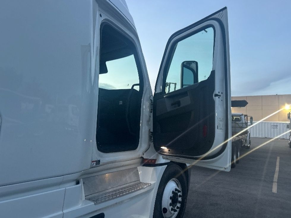 Sleeper Tractor-Heavy Duty Tractors-Freightliner-2022-T12664ST-Kansas City-MO-288,501\n\t\tmiles-$ 92,250 - Image 12