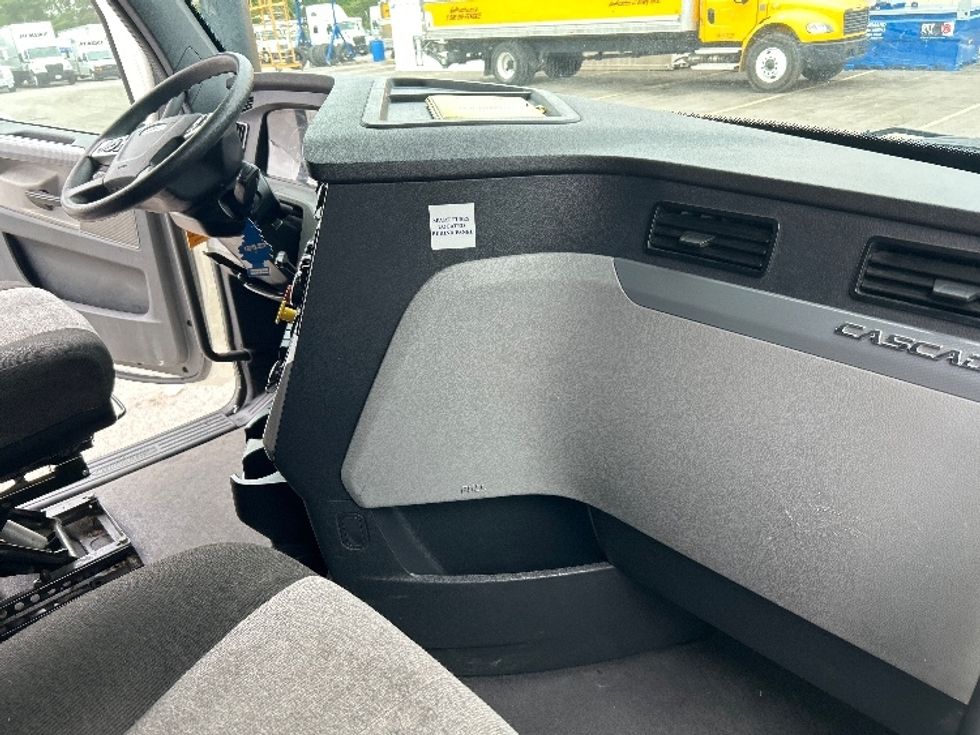 Sleeper Tractor-Heavy Duty Tractors-Freightliner-2022-T12664ST-Kansas City-MO-288,501\n\t\tmiles-$ 92,250 - Image 13