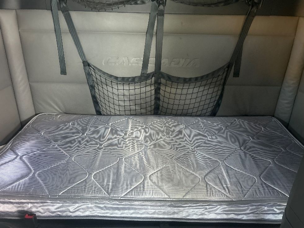 Sleeper Tractor-Heavy Duty Tractors-Freightliner-2022-T12664ST-Kansas City-MO-288,501\n\t\tmiles-$ 92,250 - Image 14