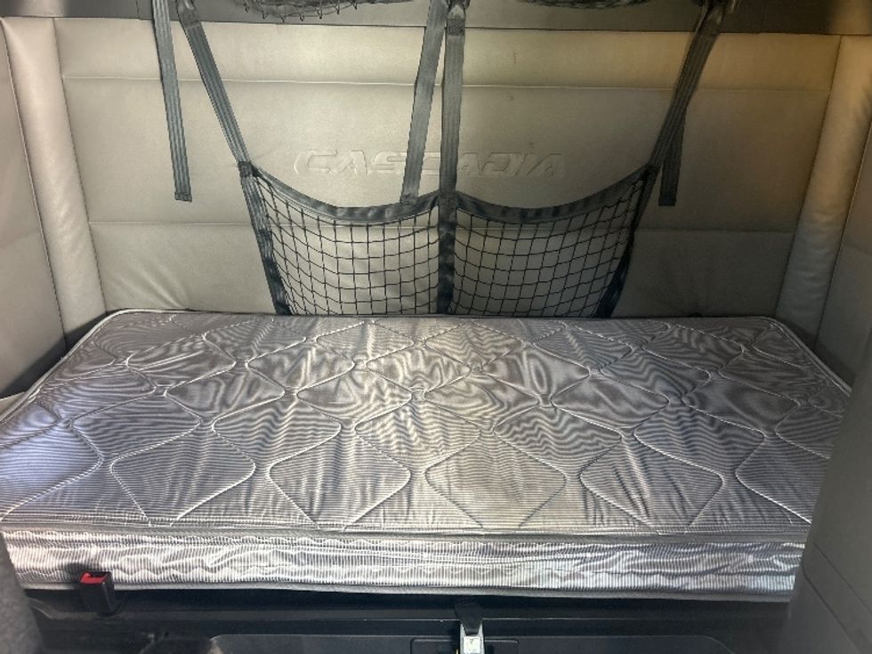 Sleeper Tractor-Heavy Duty Tractors-Freightliner-2022-T12664ST-Kansas City-MO-288,501\n\t\tmiles-$ 92,250 - Image 15