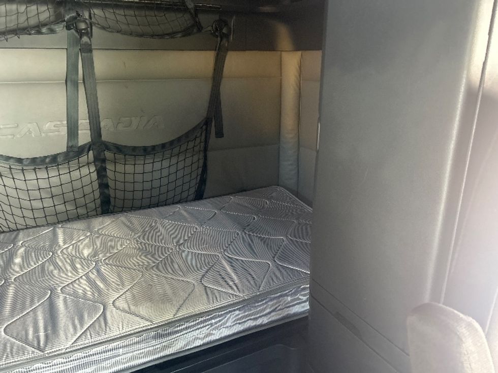 Sleeper Tractor-Heavy Duty Tractors-Freightliner-2022-T12664ST-Kansas City-MO-288,501\n\t\tmiles-$ 92,250 - Image 16