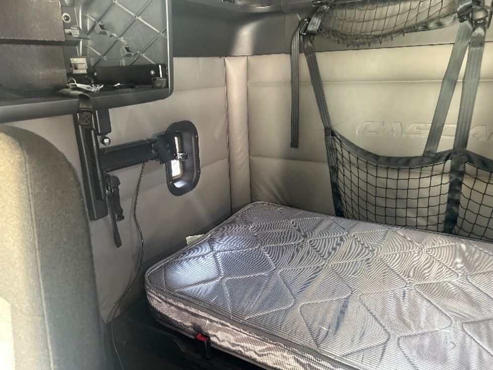 Sleeper Tractor-Heavy Duty Tractors-Freightliner-2022-T12664ST-Kansas City-MO-288,501\n\t\tmiles-$ 92,250 - Image 17