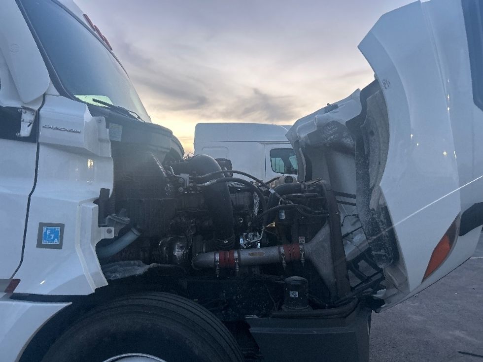 Sleeper Tractor-Heavy Duty Tractors-Freightliner-2022-T12664ST-Kansas City-MO-288,501\n\t\tmiles-$ 92,250 - Image 18