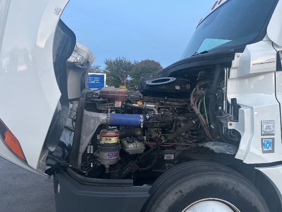 Sleeper Tractor-Heavy Duty Tractors-Freightliner-2022-T12664ST-Kansas City-MO-288,501\n\t\tmiles-$ 92,250 - Image 19