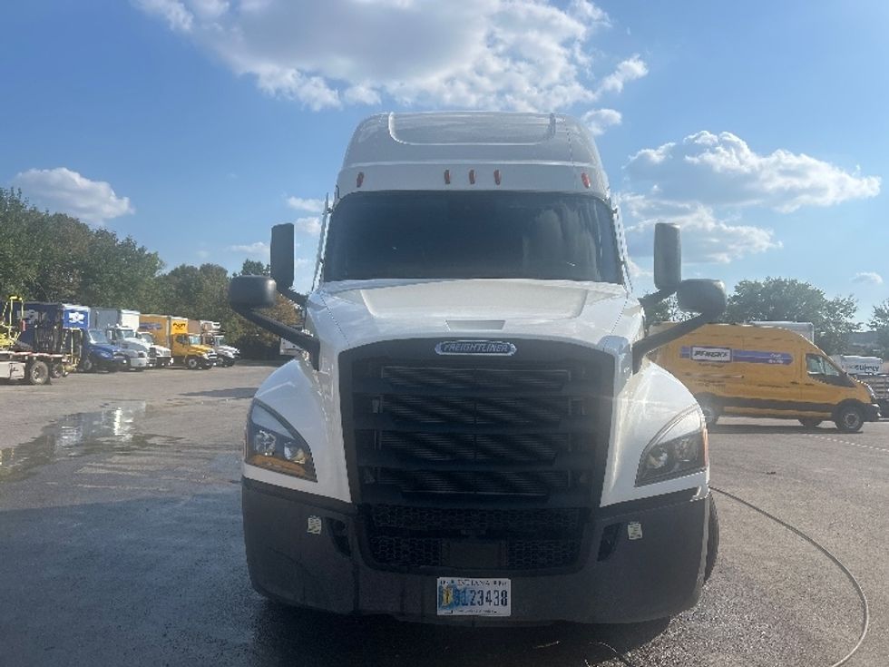 Sleeper Tractor-Heavy Duty Tractors-Freightliner-2022-T12664ST-Kansas City-MO-288,501\n\t\tmiles-$ 92,250 - Image 2