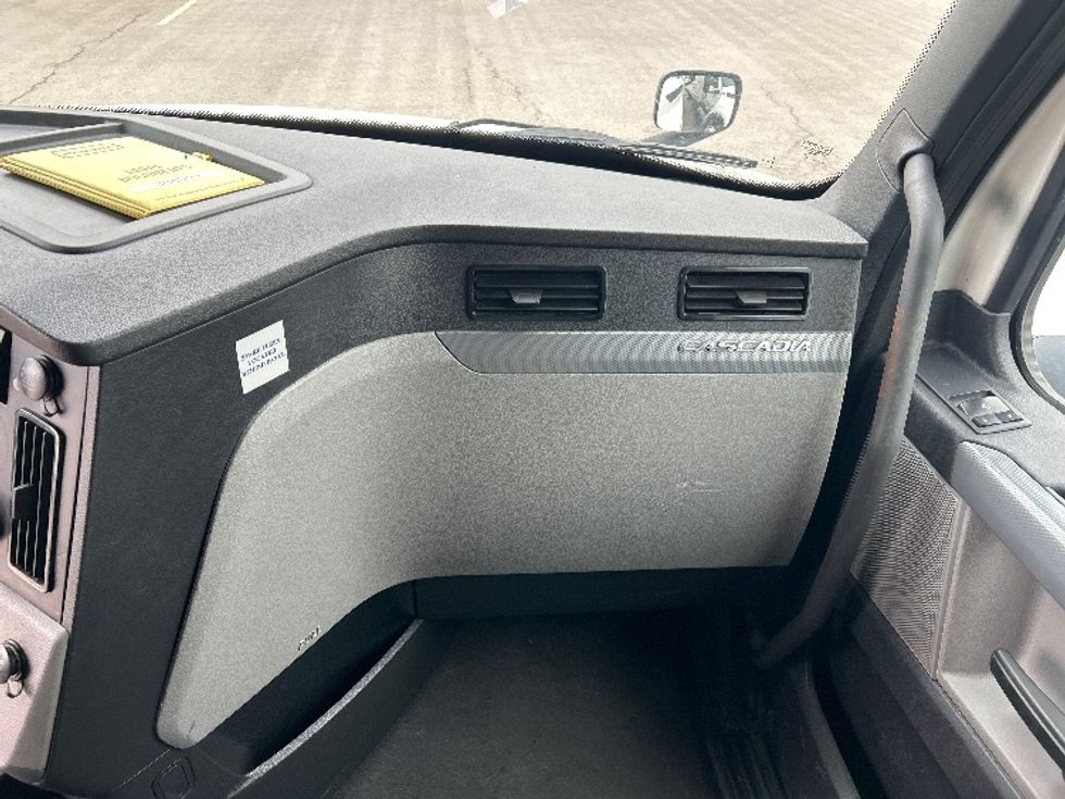 Sleeper Tractor-Heavy Duty Tractors-Freightliner-2022-T12664ST-Kansas City-MO-288,501\n\t\tmiles-$ 92,250 - Image 20