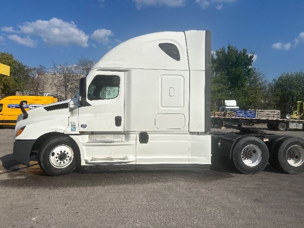 Sleeper Tractor-Heavy Duty Tractors-Freightliner-2022-T12664ST-Kansas City-MO-288,501\n\t\tmiles-$ 92,250 - Image 4