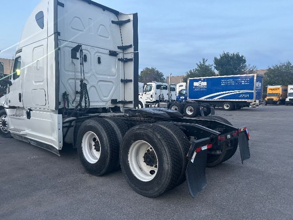 Sleeper Tractor-Heavy Duty Tractors-Freightliner-2022-T12664ST-Kansas City-MO-288,501\n\t\tmiles-$ 92,250 - Image 5