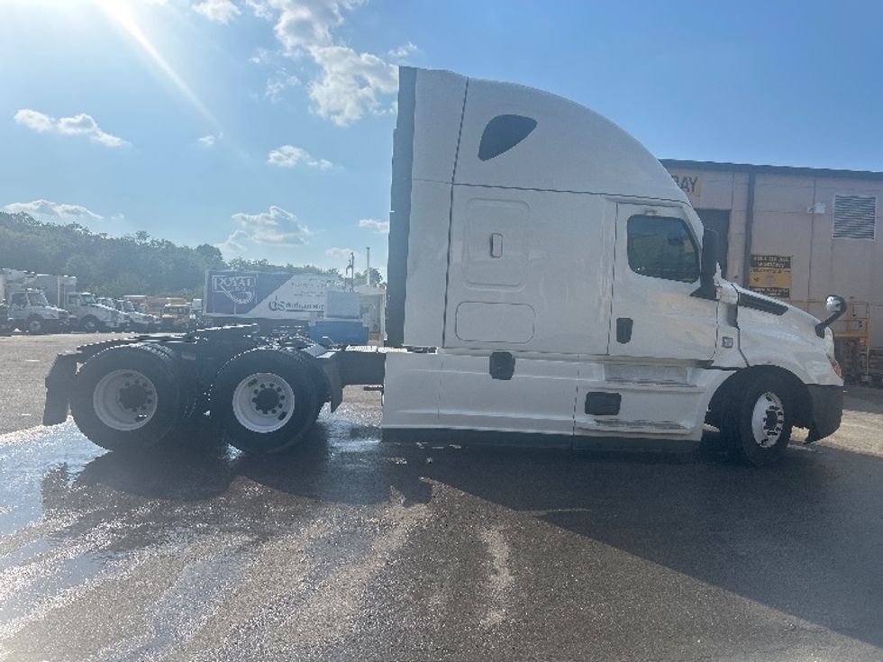 Sleeper Tractor-Heavy Duty Tractors-Freightliner-2022-T12664ST-Kansas City-MO-288,501\n\t\tmiles-$ 92,250 - Image 8