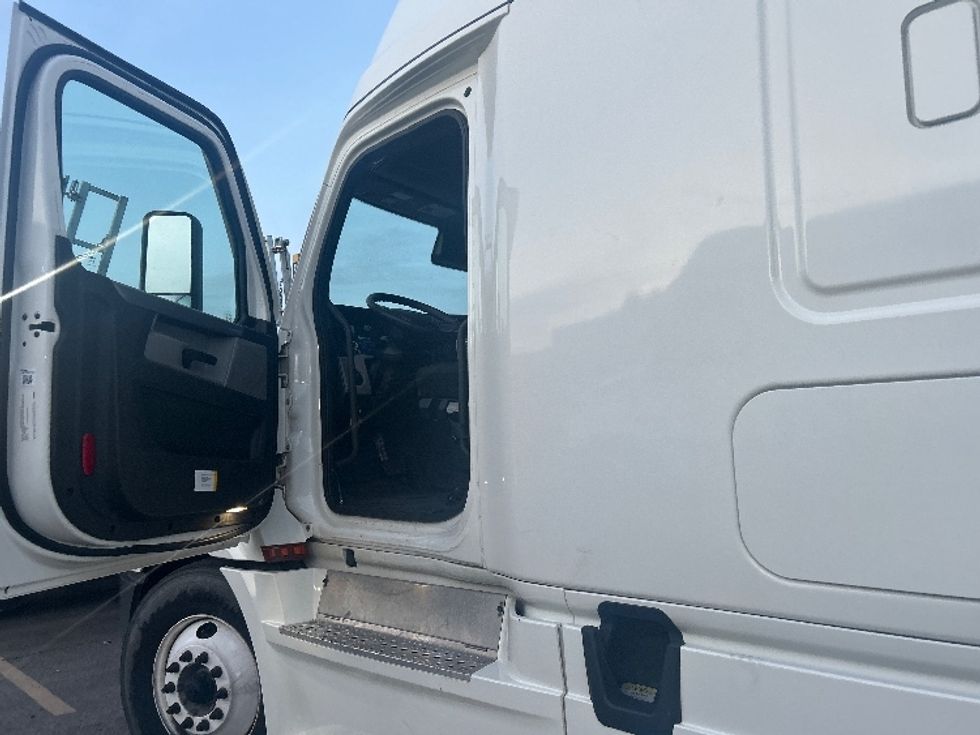 Sleeper Tractor-Heavy Duty Tractors-Freightliner-2022-T12664ST-Kansas City-MO-288,501\n\t\tmiles-$ 92,250 - Image 9