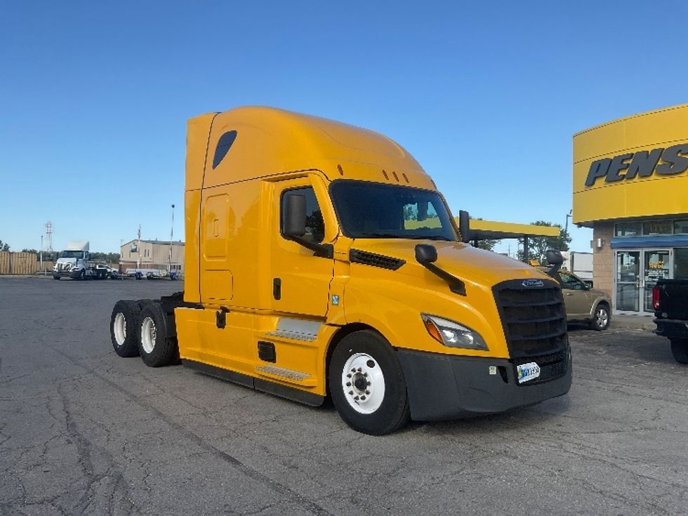 Sleeper Tractor-Heavy Duty Tractors-Freightliner-2022-T12664ST-Kansas City-MO-396,612\n\t\tmiles-$ 76,500 - Image 1