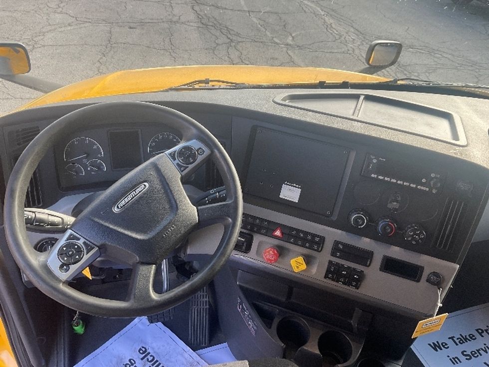 Sleeper Tractor-Heavy Duty Tractors-Freightliner-2022-T12664ST-Kansas City-MO-396,612\n\t\tmiles-$ 76,500 - Image 11