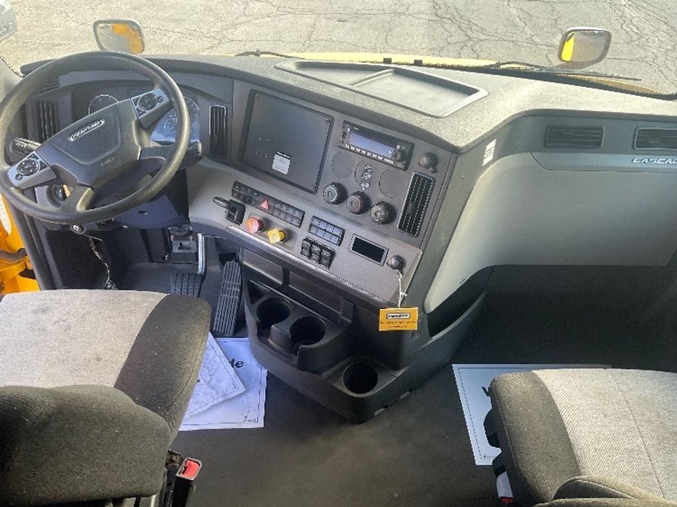 Sleeper Tractor-Heavy Duty Tractors-Freightliner-2022-T12664ST-Kansas City-MO-396,612\n\t\tmiles-$ 76,500 - Image 12