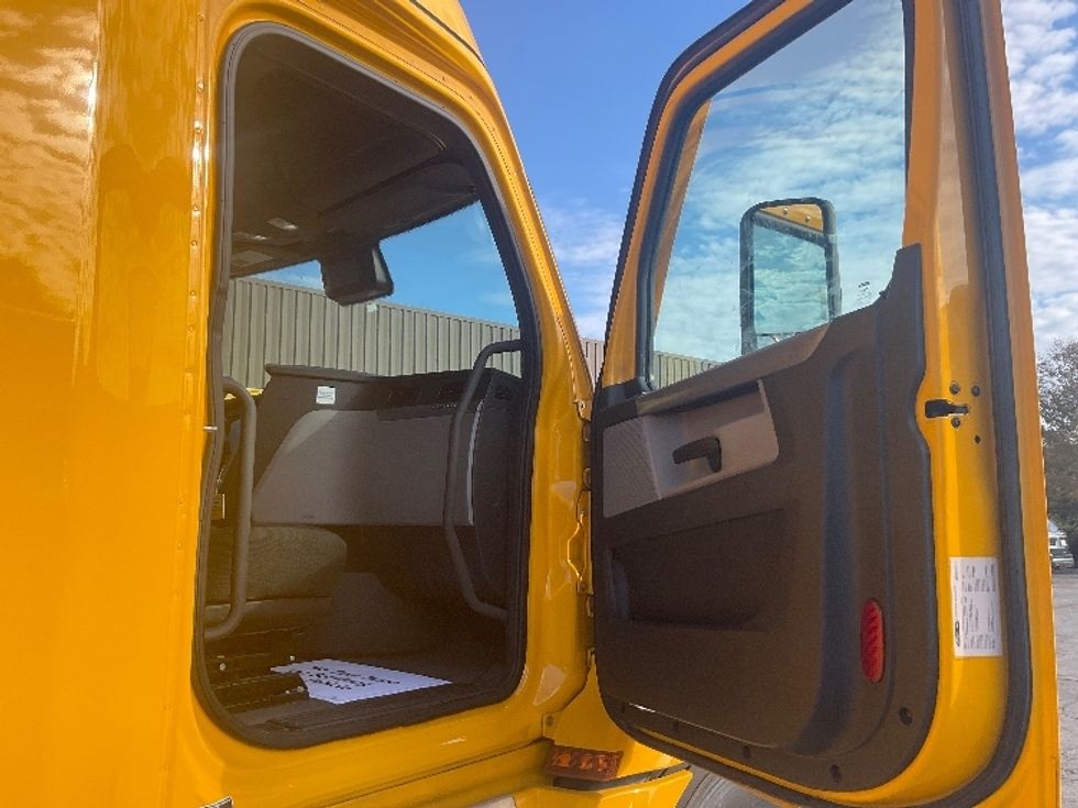 Sleeper Tractor-Heavy Duty Tractors-Freightliner-2022-T12664ST-Kansas City-MO-396,612\n\t\tmiles-$ 76,500 - Image 13