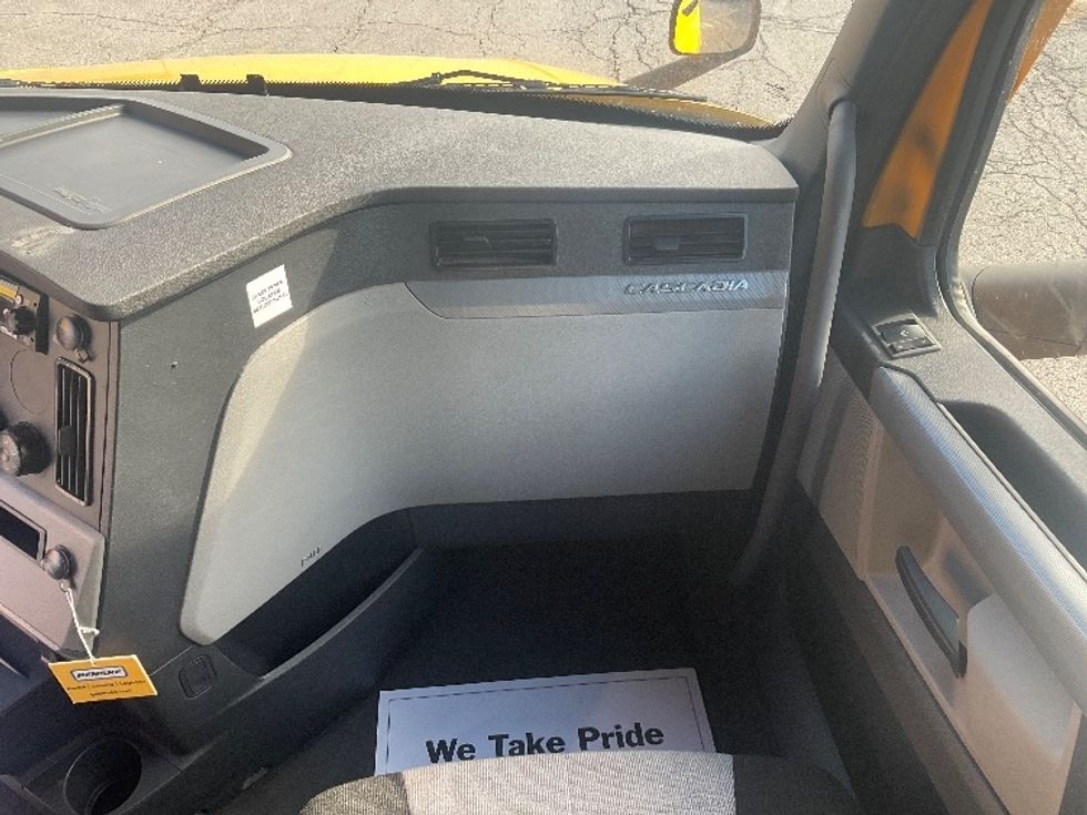 Sleeper Tractor-Heavy Duty Tractors-Freightliner-2022-T12664ST-Kansas City-MO-396,612\n\t\tmiles-$ 76,500 - Image 14