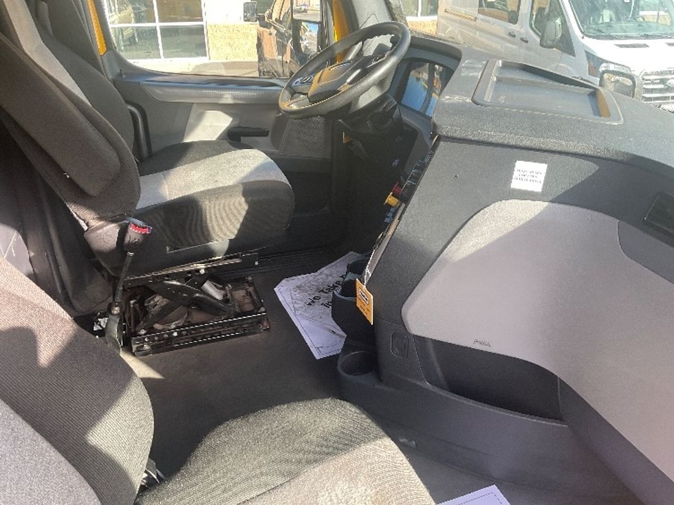 Sleeper Tractor-Heavy Duty Tractors-Freightliner-2022-T12664ST-Kansas City-MO-396,612\n\t\tmiles-$ 76,500 - Image 15