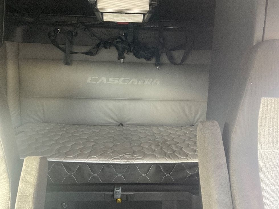 Sleeper Tractor-Heavy Duty Tractors-Freightliner-2022-T12664ST-Kansas City-MO-396,612\n\t\tmiles-$ 76,500 - Image 16