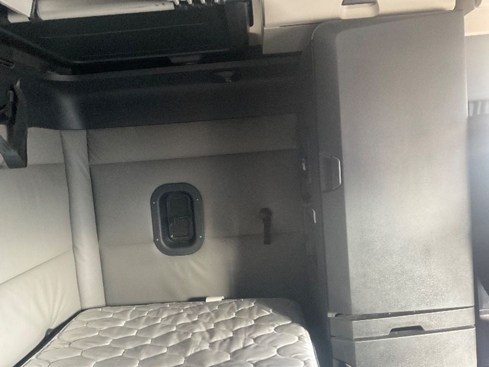 Sleeper Tractor-Heavy Duty Tractors-Freightliner-2022-T12664ST-Kansas City-MO-396,612\n\t\tmiles-$ 76,500 - Image 18