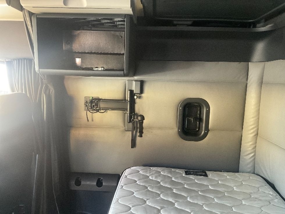 Sleeper Tractor-Heavy Duty Tractors-Freightliner-2022-T12664ST-Kansas City-MO-396,612\n\t\tmiles-$ 76,500 - Image 19