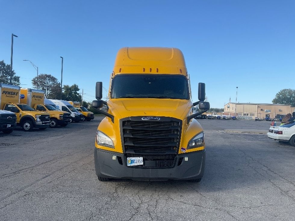 Sleeper Tractor-Heavy Duty Tractors-Freightliner-2022-T12664ST-Kansas City-MO-396,612\n\t\tmiles-$ 76,500 - Image 2