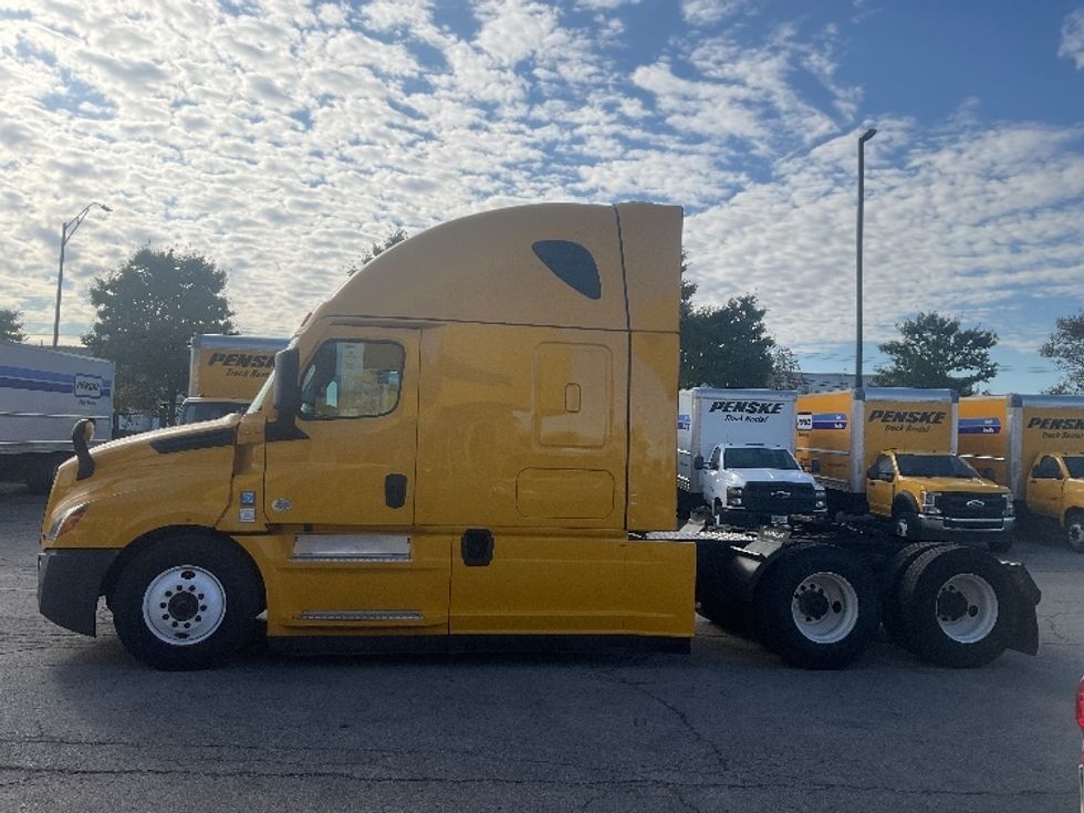 Sleeper Tractor-Heavy Duty Tractors-Freightliner-2022-T12664ST-Kansas City-MO-396,612\n\t\tmiles-$ 76,500 - Image 4