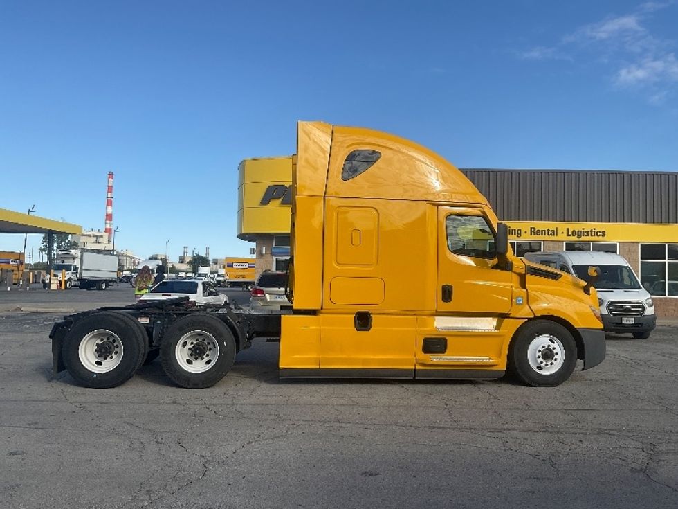 Sleeper Tractor-Heavy Duty Tractors-Freightliner-2022-T12664ST-Kansas City-MO-396,612\n\t\tmiles-$ 76,500 - Image 8