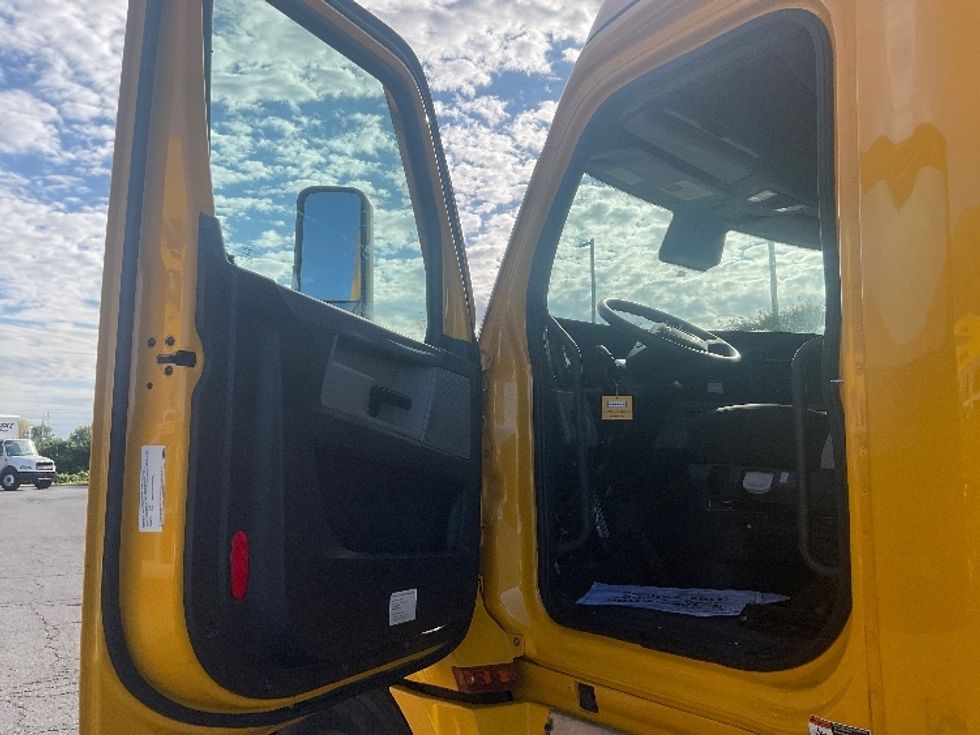 Sleeper Tractor-Heavy Duty Tractors-Freightliner-2022-T12664ST-Kansas City-MO-396,612\n\t\tmiles-$ 76,500 - Image 9